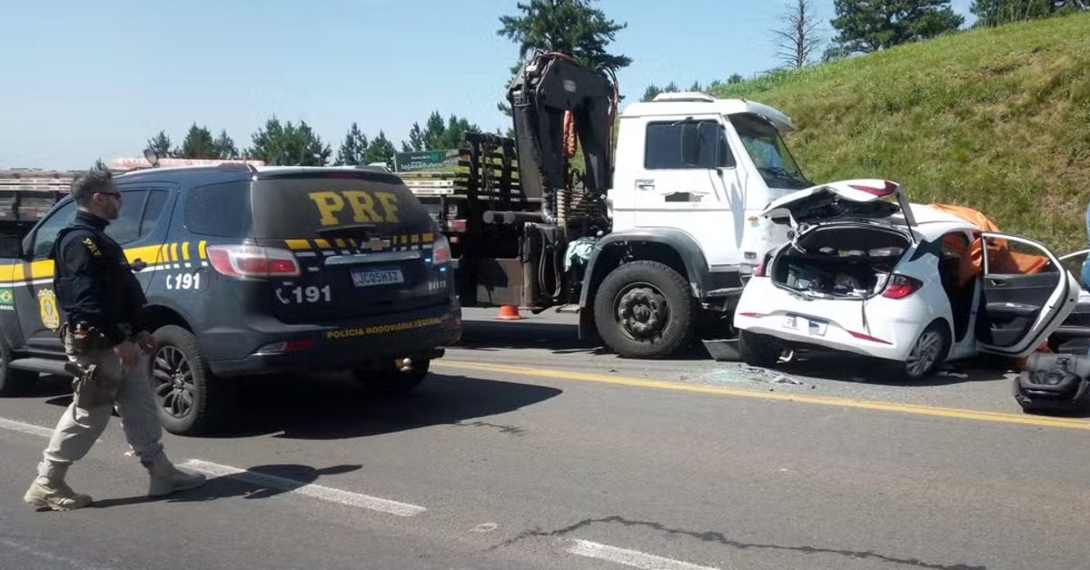 Casal morre em grave acidente, filhos de 3 e 8 anos tambÃ©m estavam no carro