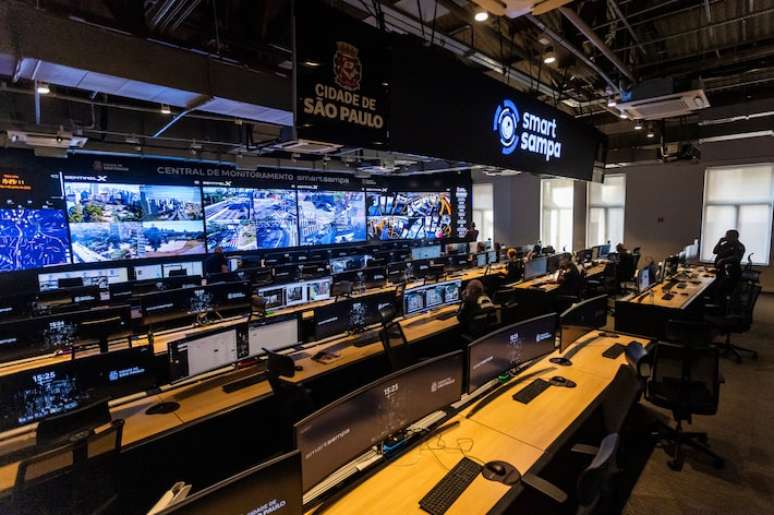 Sala de comando do Smart Sampa, que re&uacute;ne imagens captadas e gravadas por milhares de c&acirc;meras espalhadas pela cidade.