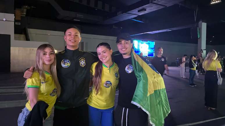 Jo&atilde;o Victor, enrolado com a bandeira do Brasil, foi ao evento em apoio a Fl&aacute;vio Bolsonaro acompanhado de amigos